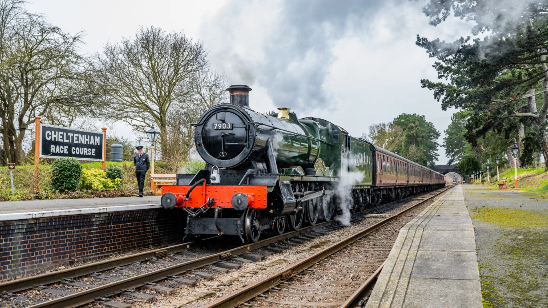 Cheltenham Races Train Cheltenham Race Course - Gloucestershire Warwickshire Steam Railway
