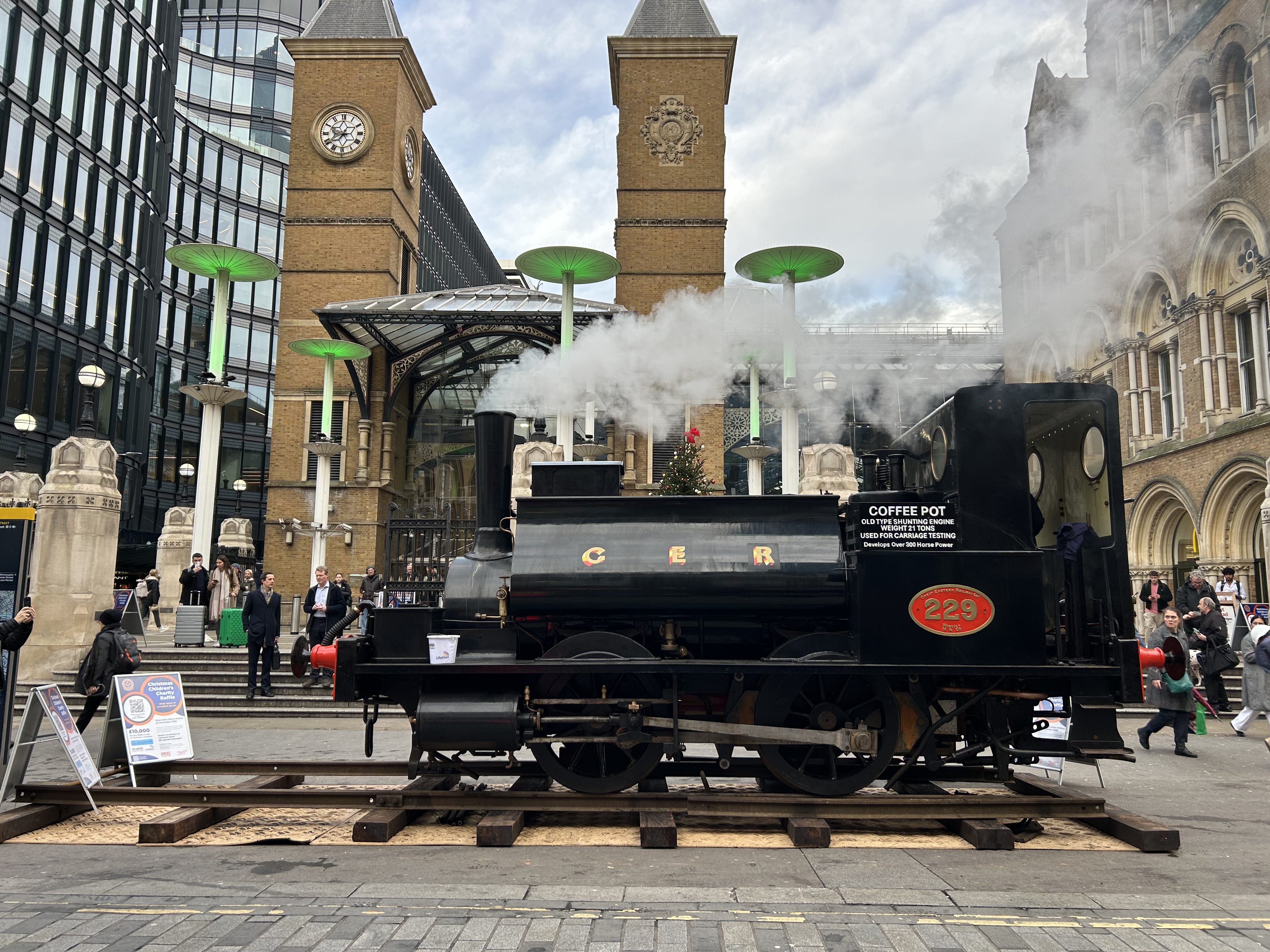Lighting up at Liverpool Street for 229 8 Dec 2025.jpeg