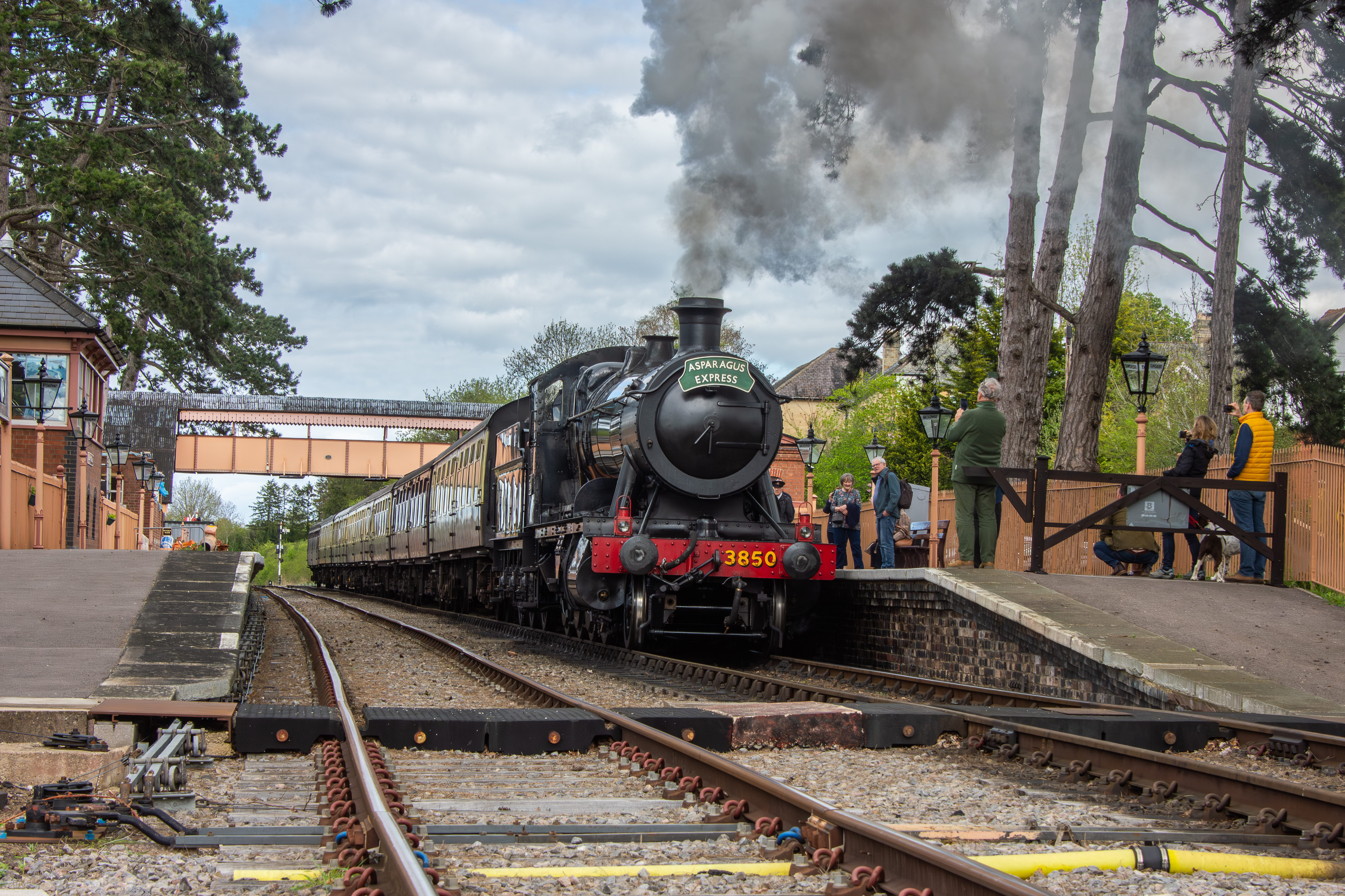 054 3850 departs  Broadway 1 pic Ian Crowder.jpg